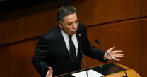 Enrique Inzunza (por fin) pide licencia al Senado tras ‘embestida mediática’ por acusación de EU