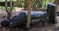 A Felipe Calderón lo dejaron ‘tirado’ en Los Pinos: Estatua de cobre cumple un año en el suelo