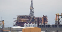 Tensiones en Medio Oriente y bloqueo llevan al Brent a 107 dls