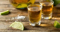 Tómate esta botella: México aplicará aranceles recíprocos a países que impongan barreras al tequila