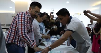 Elección judicial 2025: INE prohíbe que servidores públicos y partidos repartan acordeones
