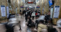 Economía mundial desacelera con inflación a la alza