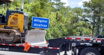 ‘Esposados y con mosquitos’: Así vivieron mexicanos en ‘Alligator Alcatraz’, prisión de Trump para migrantes