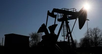 Precios del petróleo ‘saltan’ 5 por ciento tras ataques de EU contra Irán