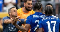 ‘No saben perder’: João Pedro reacciona tras incidente con Luis Enrique, entrenador del PSG