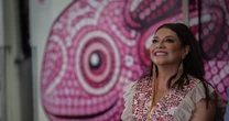 ‘Le da alegría a la ciudad’: Sheinbaum aprueba ‘ajolotización’ morada de Clara Burgada en CDMX