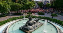 ‘El que no brinque es argentino’: Fans ‘toman’ la Fuente de Cibeles para festejar victoria de España (FOTOS)