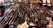Interceptan arsenal rumbo a México: Había rifles Barrett