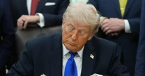 Trump ‘se la aplica’ a Europa: Aumenta arancel al 25% a autos y camiones de la Unión Europea