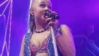 JoJo Siwa bans fans from taking selfies with Chris Hughes