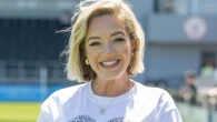 Pregnant Kelsey Parker cradles bump at match in memory of late husband Tom