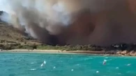 Horror moment wildfire erupts near beach sending panicked tourists fleeing
