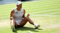 Iga Swiatek THRASHES Amanda Anisimova to claim women's singles title