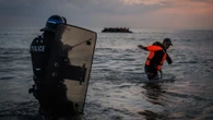 Inept French cops let 4 times as many migrants cross to UK than they stop