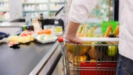 Продукты на крупную сумму закупили в Актобе с помощью похищенного телефона