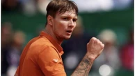 Лучший теннисист Казахстана вырвал драматичную победу на старте турнира ATP 500 в Дубае