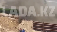 Выброс газа под сильным давлением произошел возле жилых домов в Актау (видео)