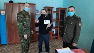 Отцу Иманбека вручили медаль после победы сына на Grammy