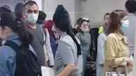 "Истерика и беспредел": столпотворение в аэропорту Шымкента сняли на видео