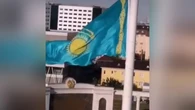 Перевернутый флаг Казахстана сняли на видео в Атырау