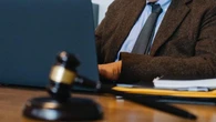 Информация о об отсутствии судей, юристов и адвокатов в списке обязательной вакцинации оказалась фейком