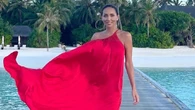 "Шикарная мулатка": 37-летняя Алсу в летящем красном платье впечатлила фанатов