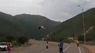 Параплан с людьми упал с большой высоты, запутавшись в проводах близ Алматы (видео)