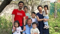 "Кто же ты, мать шестого ребенка?": фото Даурена Айдаркулова с детьми и родителями умилило Сеть