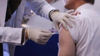 Еда, пиво и билеты: Байден предложил американцам бонусы за вакцинацию