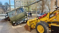 Застрявший в земле грузовик сутки не могли вытащить в Уральске (фото)