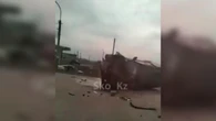 Машину разорвало на части в результате ДТП в Северном Казахстане (видео)