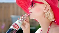 "Жизни белых важны": рекламная акция Coca-Cola в США вызвала возмущение в Интернете