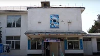Читающая по слогам педагог учит детей в школе в Туркестанской области