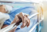 Te zmiany dotkną 9,5 mln pacjentów. Senior i COVID-19? MZ wprowadza nowy plan