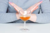 Jak długo przed szczepieniem przeciw COVID-19 i po nim nie można pić alkoholu? Nowe zalecenia