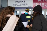 RMF FM: Polski rząd w sprawie szczepień nie pójdzie śladem Francji i Włoch, bo boi się buntu