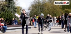 Rzeszów. Poseł Konfederacji tańczy na rynku. Do sieci trafiło nagranie