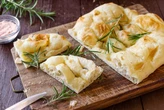Focaccia: Pyszna alternatywa dla zwykłej pizzy