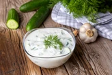 Tzatziki – co to za dip i skąd pochodzi? Przepis