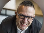 „W lutym dowiedziałem się że mam HIV, a w marcu, że mam raka”. Jak wygląda życie z tymi chorobami?