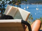 10 książek idealnych na plażę. Te tytuły wysoko oceniają Polacy