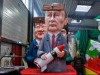 Putin i Xi z deskami przybitymi do czoła, Scholz jako leniwiec. Niemcy szykują paradę