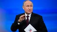 Putin powtarzał kłamliwe tezy. Za jego plecami pojawiły się krytyczne napisy