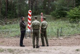 Migranci przy granicy w Usnarzu otrzymali jedzenie od Białorusi. Premier o prowiancie