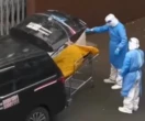 W Szanghaju sceny jak z horroru. Wywożony w worku na ciało „ożył”