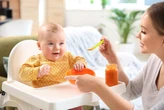 Rodzicu! Tych produktów nie wprowadzaj do diety dziecka zbyt wcześnie