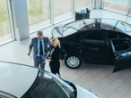 Sprzedaż aut w Polsce mocno w górę. Salony są pełne kupujących