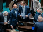 Na obradach nie było tego słychać, ale... Opozycja cały czas dogadywała Morawieckiemu. „Zejdź z...