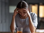 Alkoholizm – co to jest, objawy, psychiczne i fizyczne uzależnienie od alkoholu