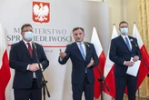 Rząd wprowadzi „zakaz promowania homoseksualizmu”? Woś: Prace nad ustawą trwają